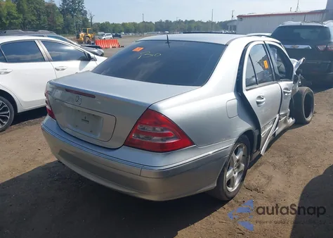 2002 Mercedes-Benz C 240 из США, поврежденный, VIN WDBRF61J22F261189